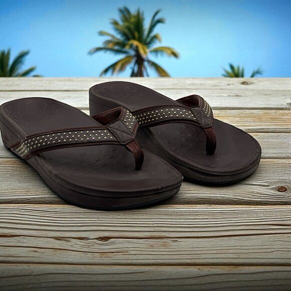 Vionic Woman’s 9 Kehoe Thong Sandals Brown Leather Wedge Studded Slip Ons - Picture 1 of 8